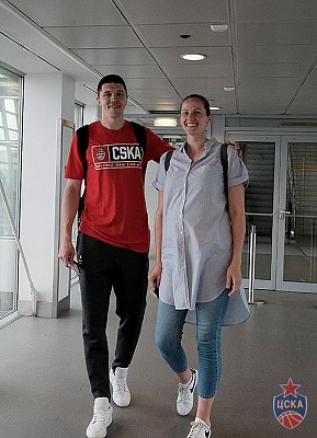 Семен Антонов с супругой (фото: М. Сербин, cskabasket.com)