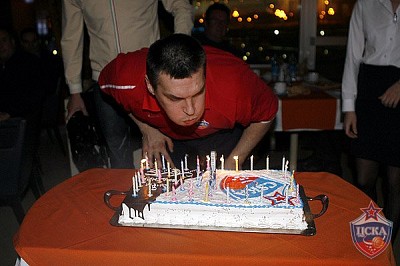 Евгений Пашутин задувает праздничный торт (фото М. Сербин, cskabasket.com)