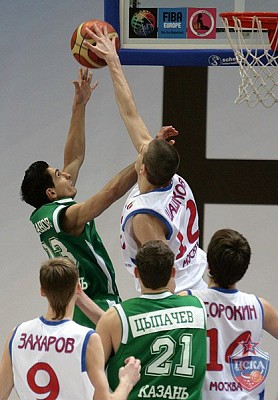 Семен Шашков сделал блок-шот (фото cskabasket.com)