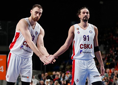 Никола Милутинов и Алексей Швед (фото: М. Сербин, cskabasket.com)
