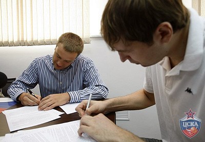 Андрей Ватутин и Дмитрий Соколов подписывают контракт (фото М. Сербин, cskabasket.com)