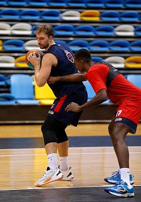 Александр Ганькевич и Ливио Жан-Шарль (фото: М. Сербин, cskabasket.com) 