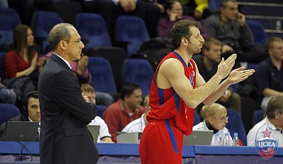 Этторе Мессина и Теодорос Папалукас (фото М. Сербин, cskabasket.com)