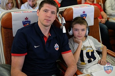 Виктор Хряпа с сыном (фото: М. Сербин, cskabasket.com)