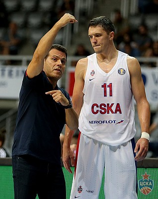 Димитрис Итудис и Семен Антонов (фото: М. Сербин, cskabasket.com)