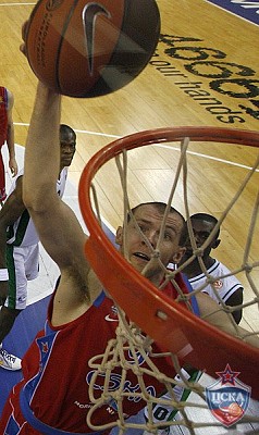Рамунас Шишкаускас забивает сверху (фото М. Сербин, cskabasket.com)