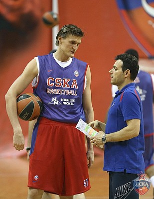 Андрей Кириленко и Димитрис Итудис (фото: М. Сербин, cskabasket.com)