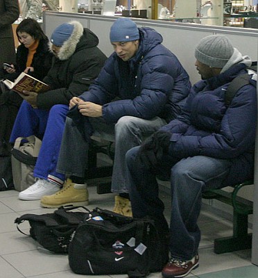 Дэвид Вантерпул, Дэвид Андерсен и Джон Роберт Холден в аэропорту «Пулково» (фото cskabasket.com)