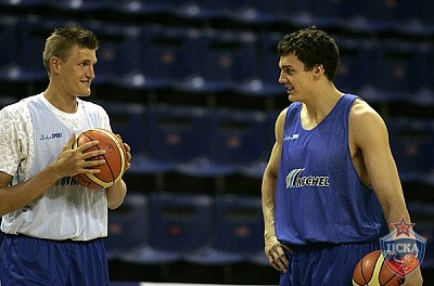 Андрей Кириленко и Александр Каун (фото М. Сербин, cskabasket.com)