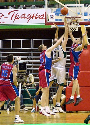 Башминов и Хряпа против Вейса (фото cskabasket.com)