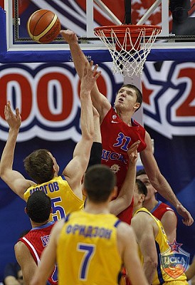Viktor Khryapa blocks the shot (photo M. Serbin, cskabasket.com)
