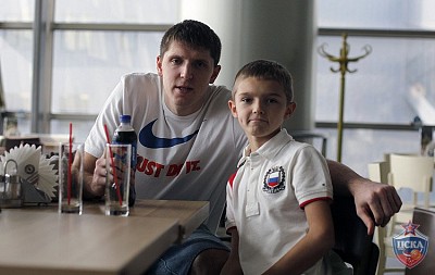 Виктор Хряпа с сыном (фото: М. Сербин, cskabasket.com)