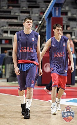 Виктор Хряпа и Алексей Швед (фото М. Сербин, cskabasket.com)