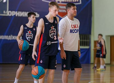 Егор Лясников и Артур Уразманов (фото: М. Сербин, cskabasket.com)