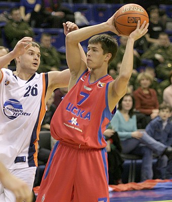 Артур Уразманов дебютировал в основной команде (фото М. Сербин)