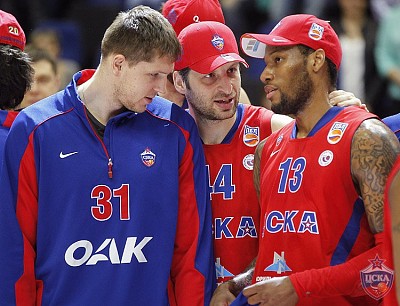 Виктор Хряпа, Теодорос Папалукас и Сонни Уимс (фото М. Сербин, cskabasket.com)