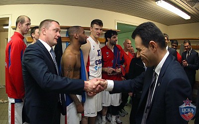 Андрей Ватутин и Димитрис Итудис (фото: М. Сербин, cskabasket.com)