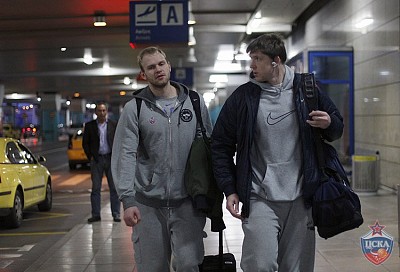 Антон Понкрашов и Виктор Хряпа (фото М. Сербин, cskabasket.com)