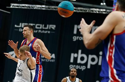 Алекса Аврамович и Никита Курбанов (фото: М. Сербин, cskabasket.com)