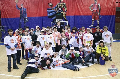 Ученики 62-го московского интерната, приглашенные фондом «Кириленко - детям!» (фото М. Сербин, cskabasket.com)