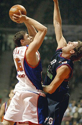 Мирсад Туркан против Корнеля Давида (фото Euroleague.net)