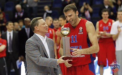 Сергей Иванов и Манучар Маркоишвили (фото: М. Сербин, cskabasket.com)