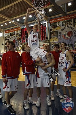 Андрей Логинов срезает сетку (фото М. Сербин, cskabasket.com)