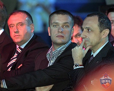 Юрий Юрков, Андрей Ватутин и Этторе Мессина (фото Т. Макеева, cskabasket.com)
