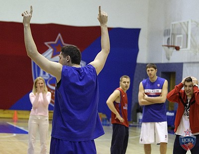 Никита Курбанов единственный, кто забил стоя спиной к кольцу (фото М. Сербин, cskabasket.com)
