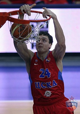 Alexander Kaun dunks the ball (photo Y. Kuzmin, cskabasket.com)