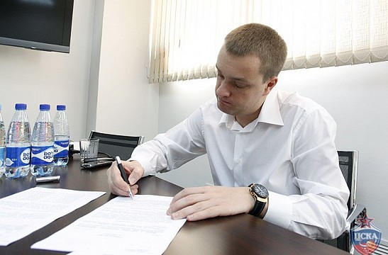 Victor Khryapa stays with CSKA
