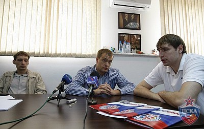 Андрей Ватутин и Дмитрий Соколов отвечают на вопросы журналистов, после подписания контракта (фото М. Сербин, cskabasket.com)