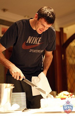 Дариуш Лавринович разрезает праздничный торт (фото М. Сербин, cskabasket.com)