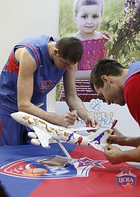 Виктор Хряпа и Сани Бечирович (фото М. Сербин, cskabasket.com)