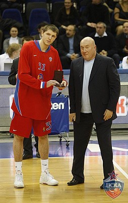 Виктор Хряпа получает удостоверение и почетный знак заслуженного мастера спорта (фото М. Сербин, cskabasket.com)