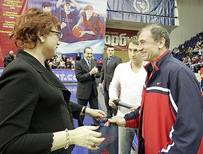 Ольга Смородская поздравляет Аскера Барчо, который работает в ЦСКА уже на протяжении 40 лет (фото М. Сербин)