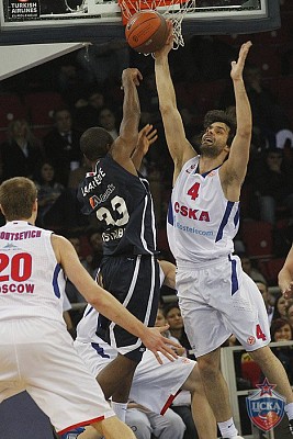 Milos Teodosic blocks the shot (photo T. Makeeva, cskabasket.com)