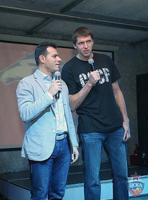Димитрис Итудис и Виктор Хряпа (фото: М. Сербин, cskabasket.com)