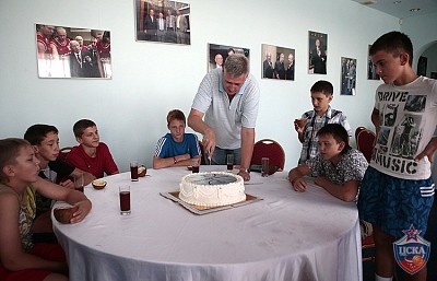 Андрей Мальцев разрезает праздничный торт (фото: Т. Макеева, cskabasket.com)
