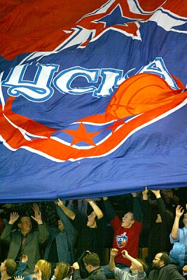 По рукам болельщиков поплыло огромное знамя ЦСКА (фото Г.Филиппов, СЭ)