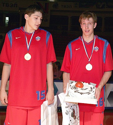 Никита Курбанов и Василий Заворуев с традиционным тортом победелям тур (фото Т. Макеева)