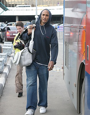 Антонио Грэнджер идет к знакомому автобусу (фото cskabasket.com)