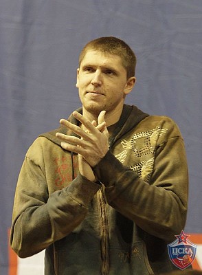 Виктор Хряпа приветствует болельщиков (фото М. Сербин, cskabasket.com)