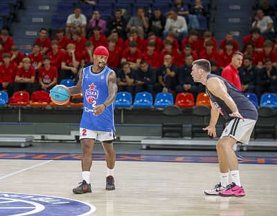 Каспер Уэйр и Иван Ухов (фото: М. Сербин, cskabasket.com)