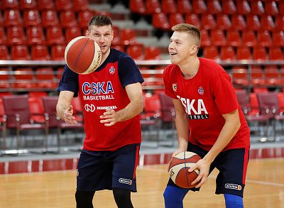 Иван Ухов и Антон Карданахишвили (фото: М. Сербин, cskabasket.com)