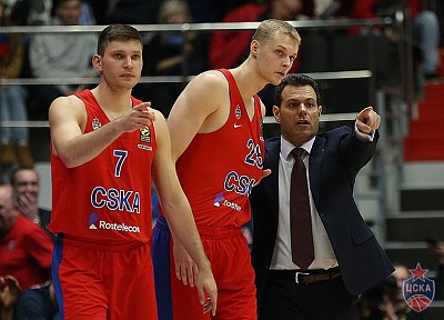 Ivan Ukhov, Andrey Lopatin and Dimitris Itoudis (photo: M. Serbin, cskabasket.com)