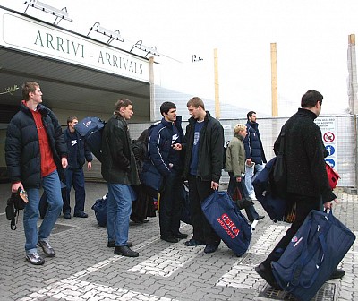 Команда выходит из аэропорта Пизы (фото cskabasket.com)
