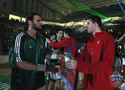 Фрагискос Алвертис и Виктор Хряпа (фото М. Сербин, cskabasket.com)