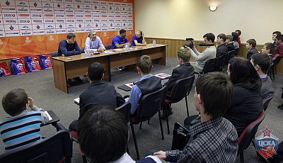 Выслушали и задали вопросы Виктору Хряпе, Сергею Тараканову и Кайлу Хайнсу (фото: М. Сербин, cskabasket.com)