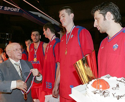 Александр Гомельский вручает медали победителям турнира (фото Т. Макеева)
